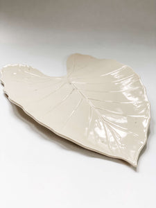 Leaf platter in white porcelain clay 