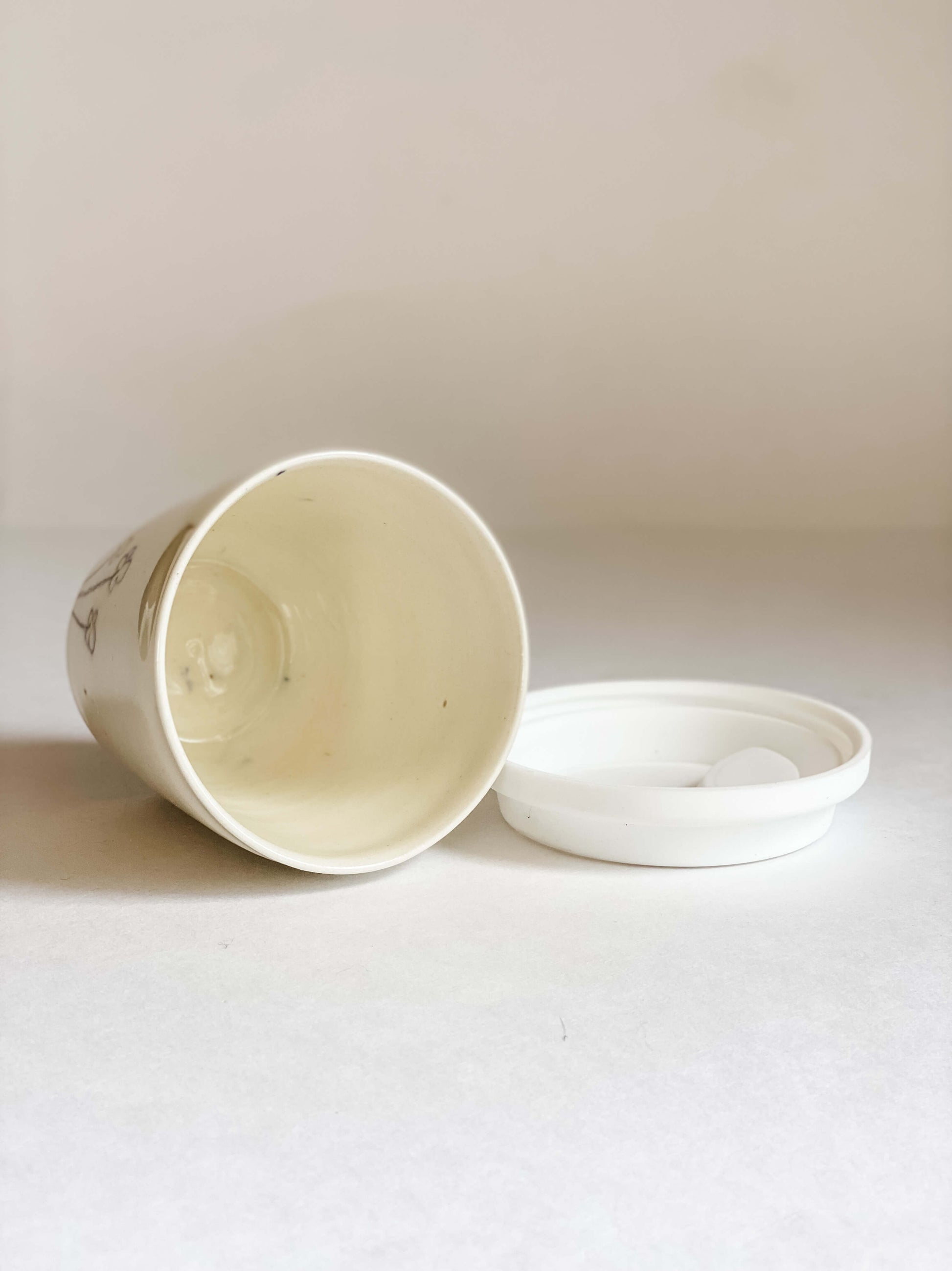 8oz lidded pottery coffee daisy design to go cups lid off on side